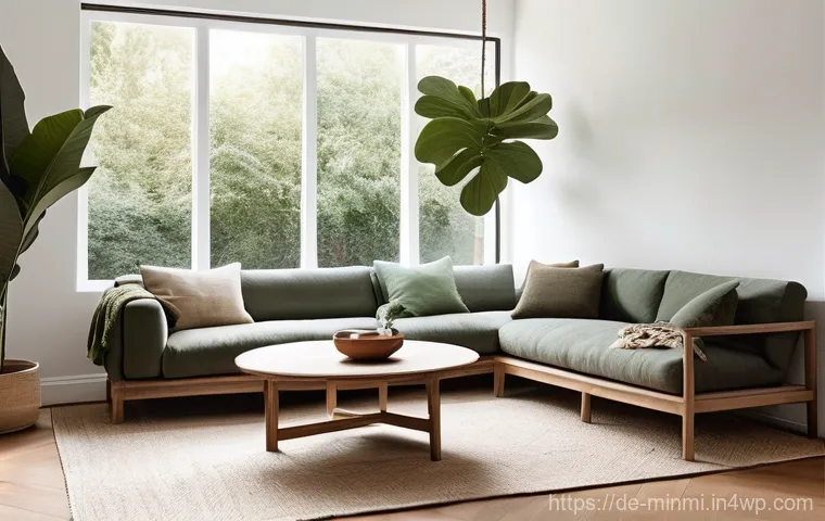미니멀리즘을 위한 고급 인테리어 소품 - **Prompt:** A minimalist, warm living room designed with a focus on sustainable, timeless pieces. Th...